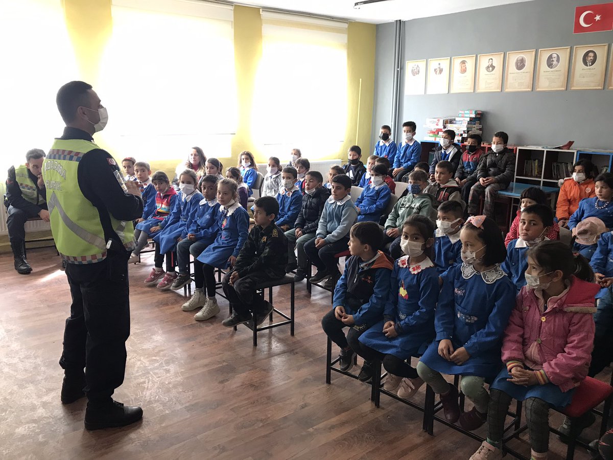 k_sehit's tweet photo. Tavas İlçe Jandarma Komutanlığı Trafik Timi personelleri okulumuz ilkokul ve ortaokul öğrencilerine “Trafik Dedektifleri Projesi” kapsamında eğitim semineri verdiler.@KaleKaymakamlig @AbdulkadrSahn @kalemem20 @totak2066 @AysegulGuzel11 https://t.co/zf7lWEHPIw