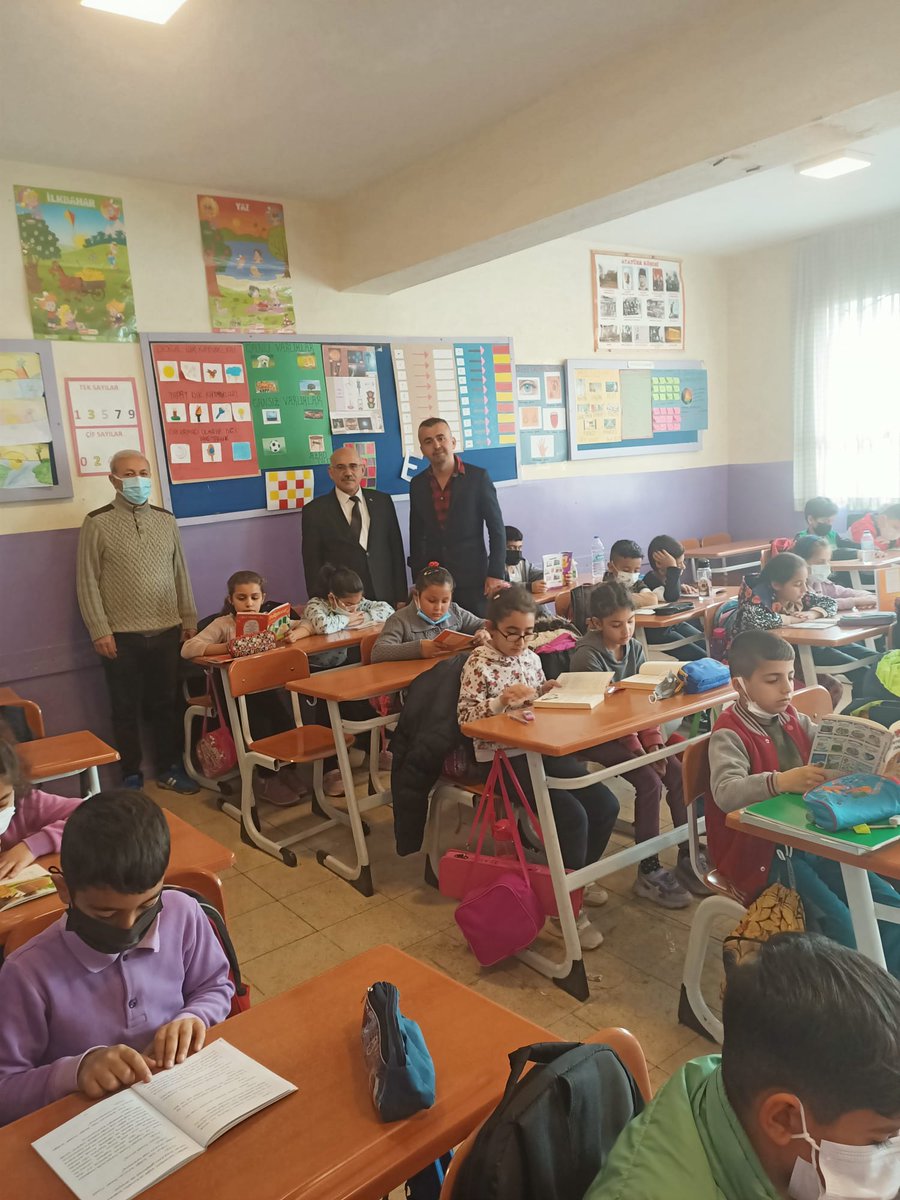 100Menemen's tweet photo. Okuma Zamanı projesinde okuma saatinde Şube Müdürümüz Necmettin Polat miniklerimizi ziyaret etti.@MenemenMEM https://t.co/oDI4BOGL5M