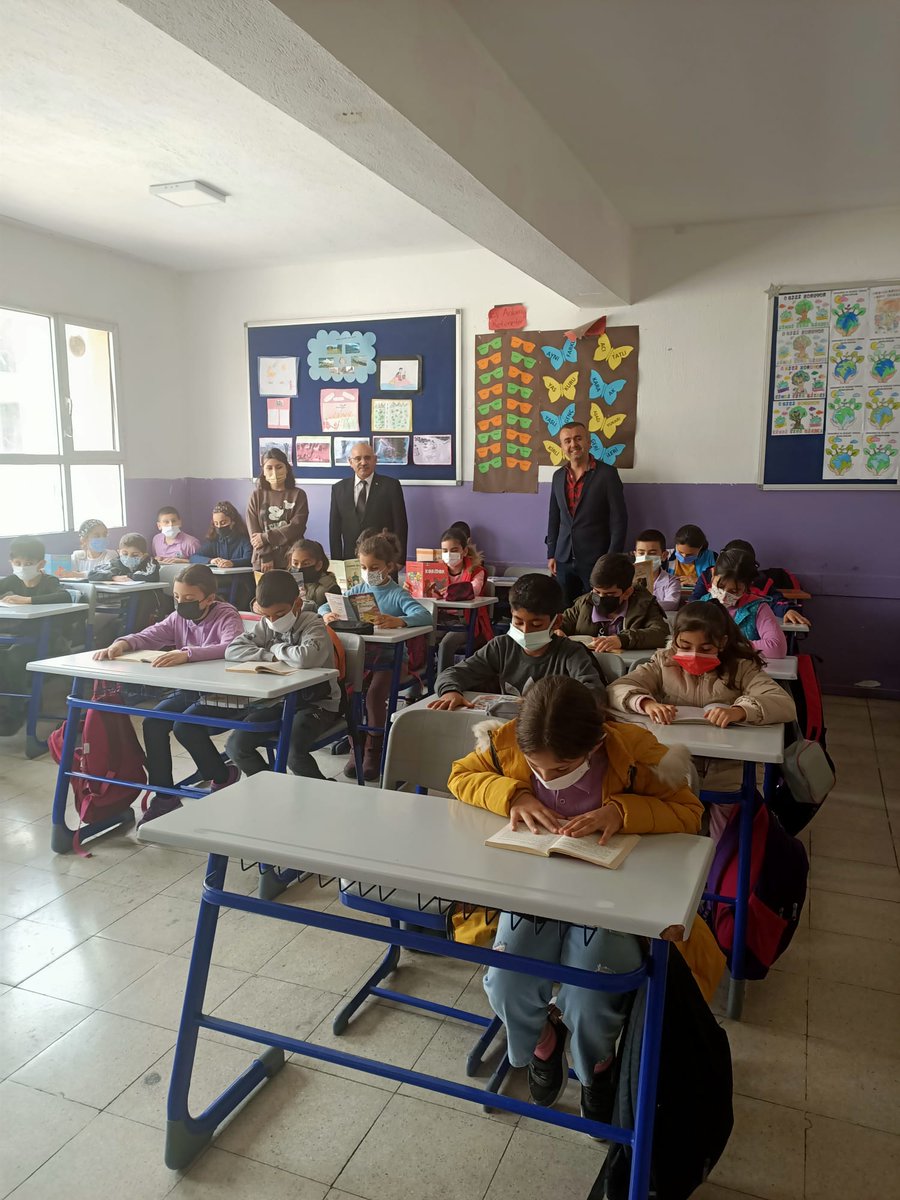 100Menemen's tweet photo. Okuma Zamanı projesinde okuma saatinde Şube Müdürümüz Necmettin Polat miniklerimizi ziyaret etti.@MenemenMEM https://t.co/oDI4BOGL5M