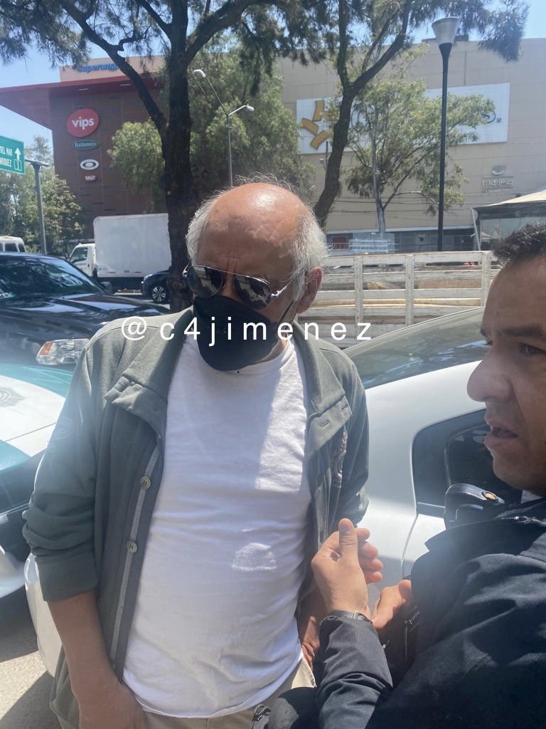 c4jimenez's tweet photo. DETENIDOS!!!
El hombre que agredió ayer a un automovilista q circulaba con su familia ya fue detenido por elementos de la @SSC_CDMX
Los agentes de @OHarfuch lo atraparon hace unos minutos.
En la @FiscaliaCDMX hay, al menos 2 denuncias en su Vs.
Si ud lo identifica, denúncielo ! https://t.co/3V29PORgll
