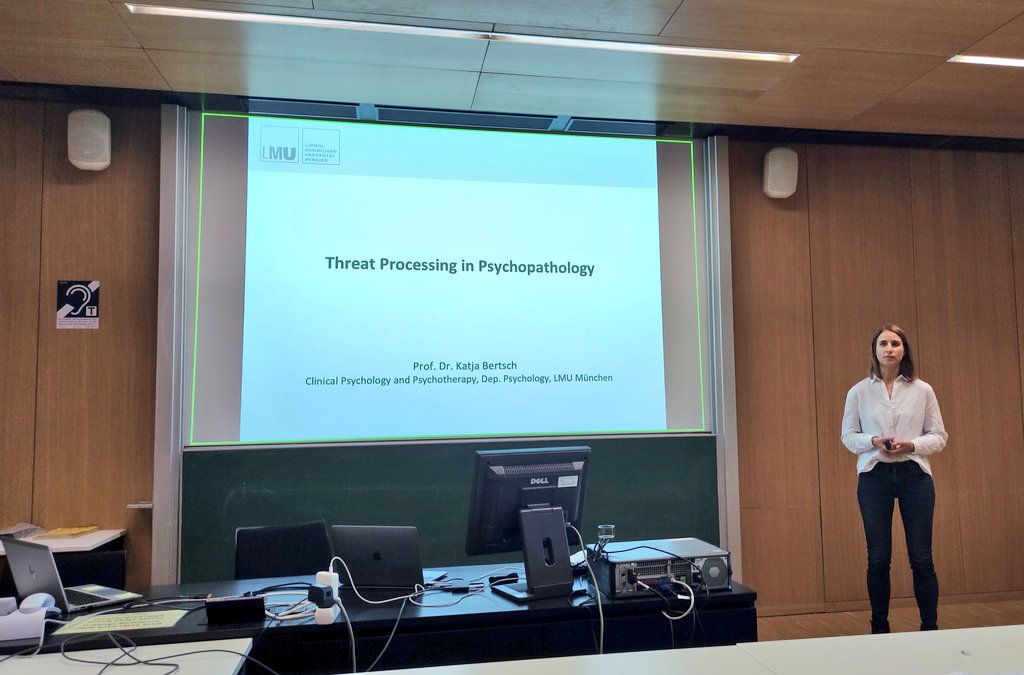 grk2174's tweet photo. #grksummerschool Day 2!
Honored to have had the first two guest speakers in person with two excellent talks 🤩 Thanks to @Simon_CEChang we learned about tissue clearing and with Prof. Katja Bertsch we expanded our knowledge on threats processing in psychopathology
@dfg_public https://t.co/p1stJvpeaJ