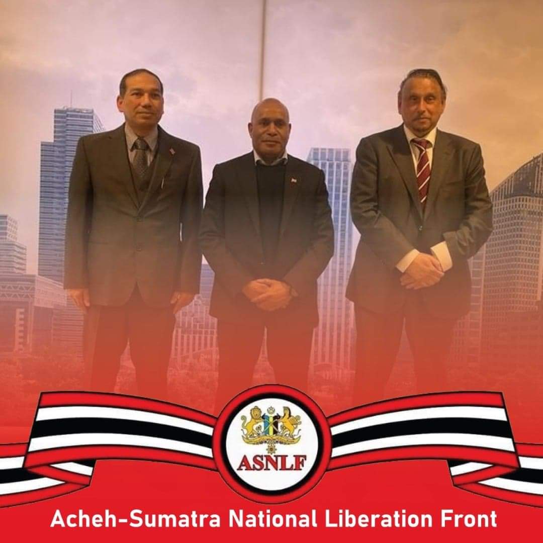 tgk_skandinavia's tweet photo. 𝗔𝗦𝗡𝗟𝗙, 𝗨𝗟𝗠𝗪𝗣, 𝗥𝗠𝗦 𝗶𝗻 𝘁𝗵𝗲 𝗛𝗮𝗴𝘂𝗲

Chairman of the ASNLF Ariffadhillah, President of the ULMWP Benny Wenda and President of Republic of South Moluccas J.G Wattilete pose together after meeting in the Hague, Netherlands, today (5/4). https://t.co/seFsQSyDgk