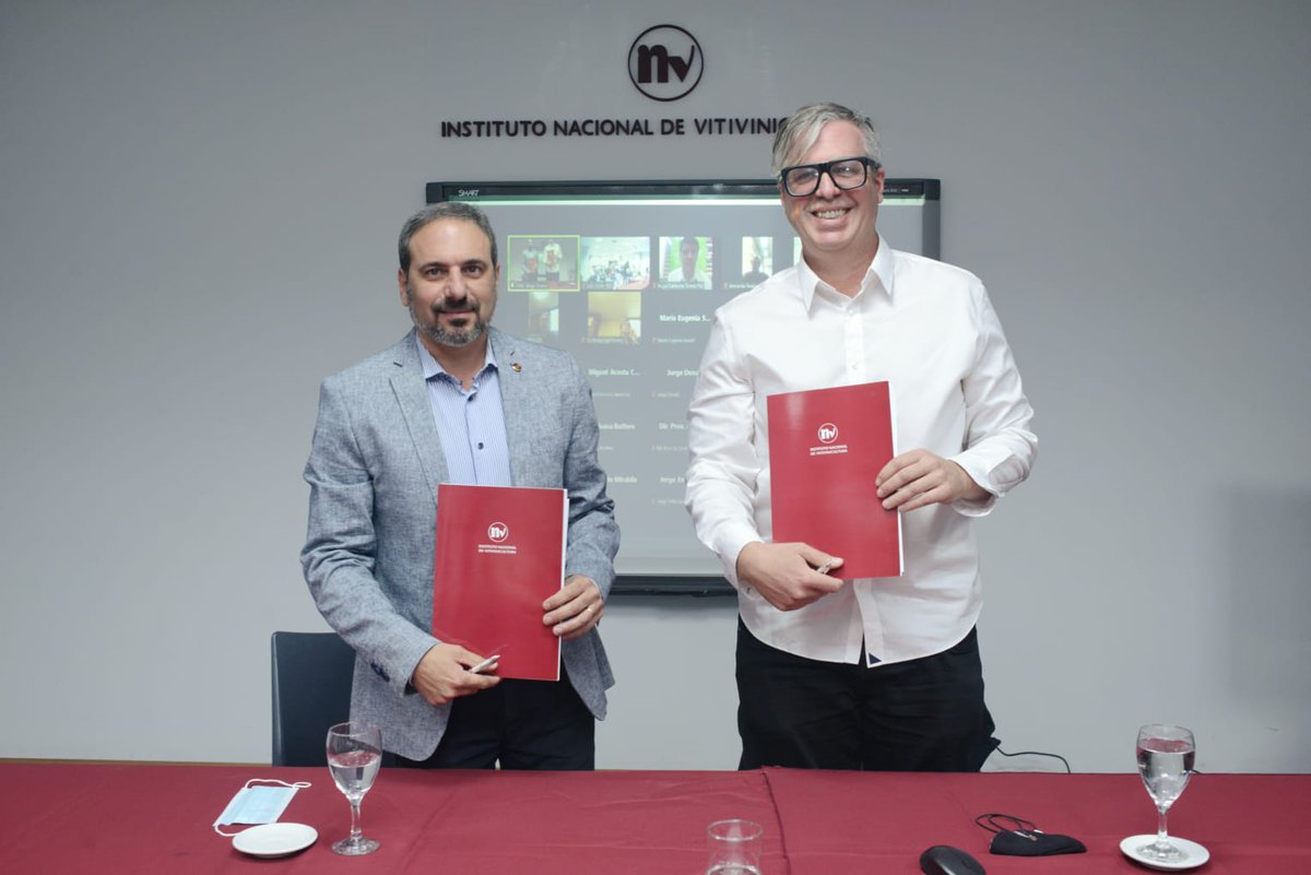 INVArgentina's tweet photo. Bodegueros se podrán sumar al mundo de la criptomoneda respaldada por vino. El INV firmó un acta compromiso con OpenVino, pioneros en aplicar blockchain y tokenizar el vino, a fin de facilitar el acceso a bodegas del país a los servicios de la plataforma.

https://t.co/f94CDDEaY1 https://t.co/qgCb0s6Tiu