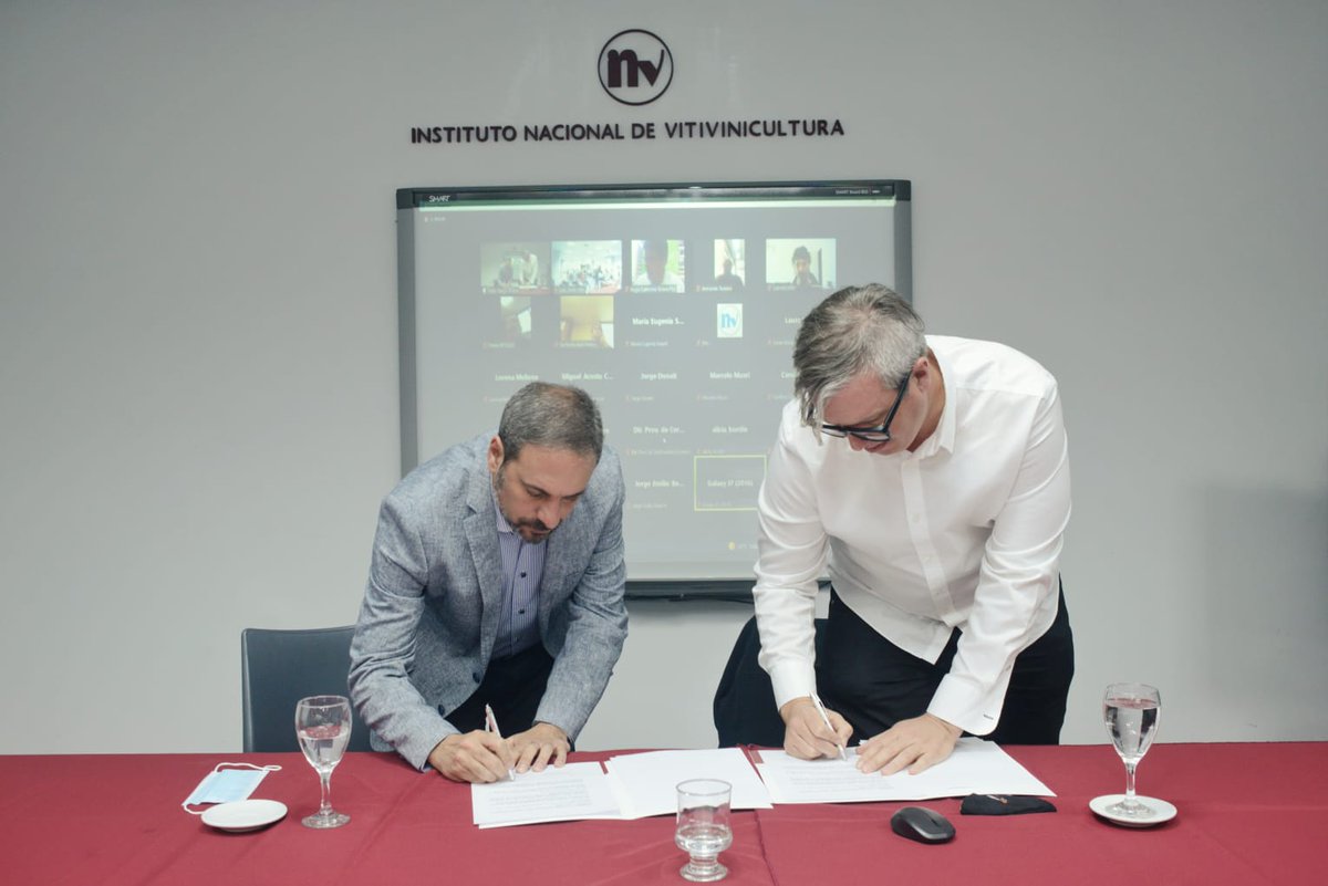 INVArgentina's tweet photo. Bodegueros se podrán sumar al mundo de la criptomoneda respaldada por vino. El INV firmó un acta compromiso con OpenVino, pioneros en aplicar blockchain y tokenizar el vino, a fin de facilitar el acceso a bodegas del país a los servicios de la plataforma.

https://t.co/f94CDDEaY1 https://t.co/qgCb0s6Tiu