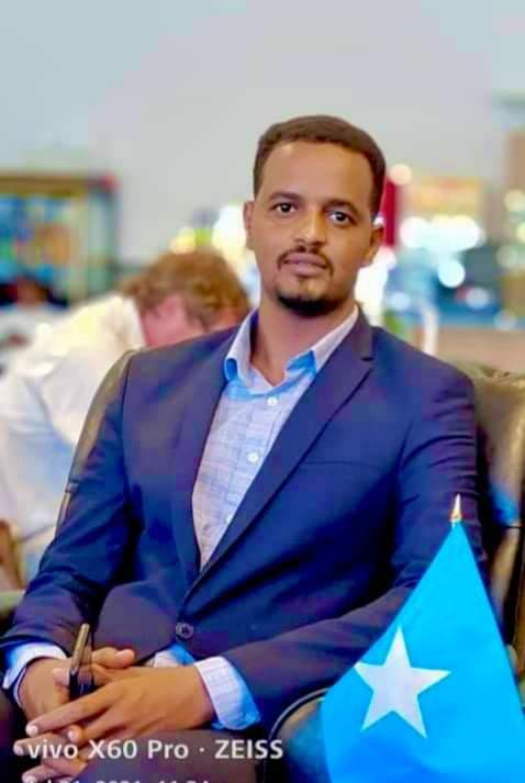 Having a picture with your national flag 🇸🇴 is wonderful. #Somalia_progrres✅