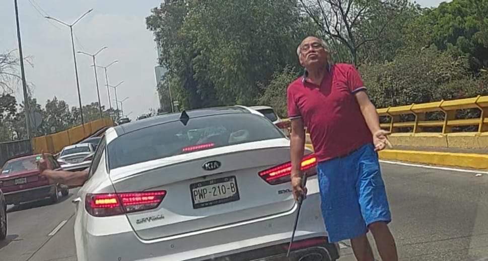 …Y A SU HIJO TAMBIÉN! 
Junto con el agresor del bastón táctico, los agentes de la <a href="/SSC_CDMX/">SSC CDMX</a> atraparon también así hijo.
Así fueron capturados hace unos minutos padre e hijo al oriente de CDMX.
El equipo de <a href="/OHarfuch/">Omar H Garcia Harfuch</a> ya los lleva a la <a href="/FiscaliaCDMX/">Fiscalía CDMX</a>
Si ud los reconoce, denúncielos