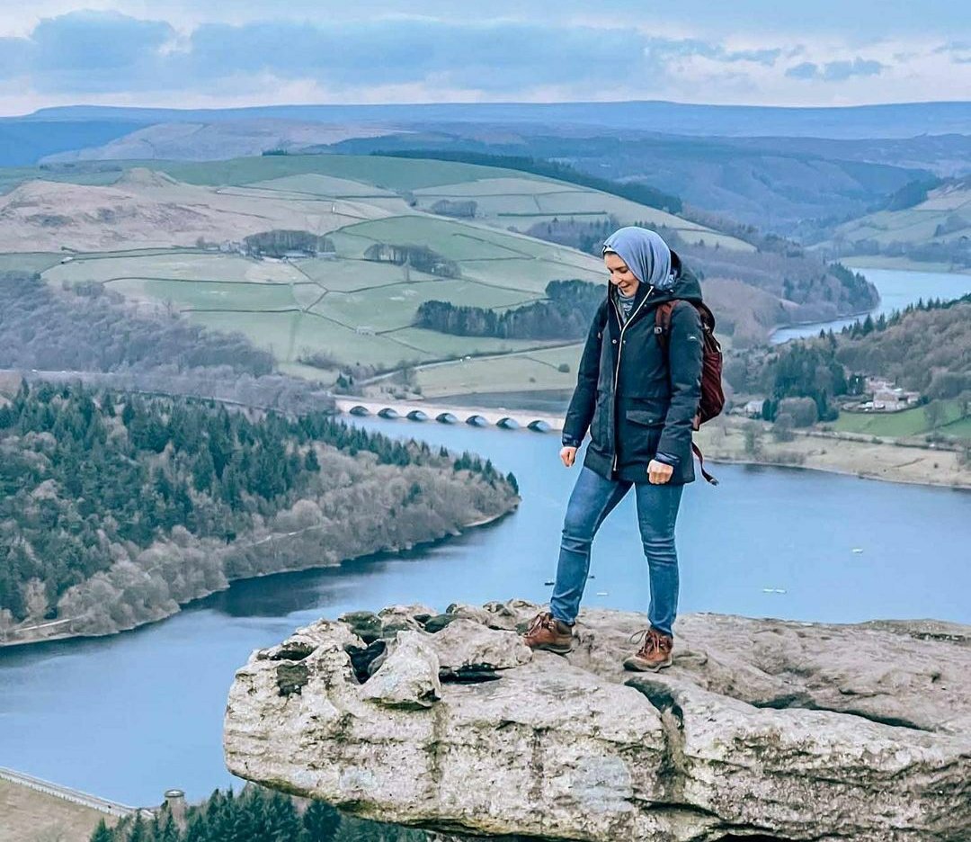 On the edge!😨⛰🇬🇧🥾 Finally made it up to Bamford Edge in the Peak District with the view of Ladybower Reservoir and the arched bridge in the background!😊 It was cold and windy but good fun!❤️ #MuslimHikers 📷 @wandering_quinn