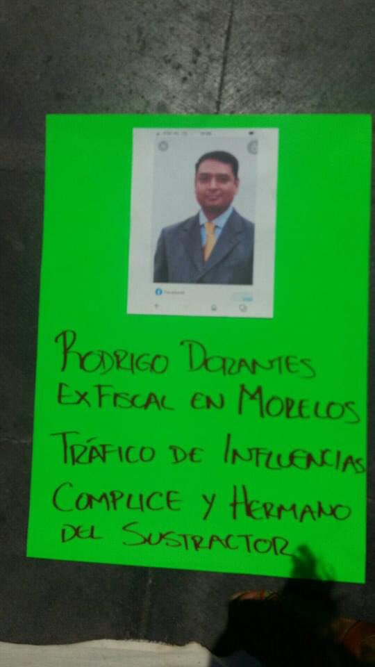 Divulvadorxs's tweet photo. El nivel de impunidad en #México es doloroso. Estos son los cómplices de que Antonio agresor haya podido huir con #Nikte, aún cuando la custodia la tiene la mamá. #MorelosAnfitriónDeCorrupción #YoTambienSoyVV #JusticiaParaMujeresVíctimasDeViolenciaVicaria https://t.co/5TzdgfwF6P