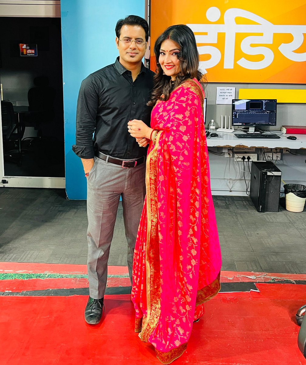 त्यौहार भी, काम भी… 
दोनों ज़रूरी 😊 #AboutYesterday #Gangaur 
मेरा ईसर @JournoVijender ❤️

#festival #love #vj #office #newschannel #work #firstindianews #jaipur #rajasthan #india #CoupleGoals #soulmate #gangaurfestival #vijendersolanki #poonamsharma #newsanchor