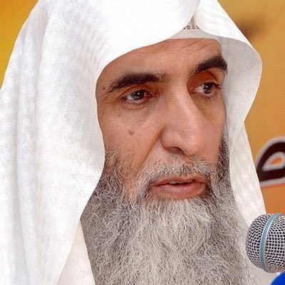 #منصور_الرقيبه_ينتقد_الجبير
#خالد_الجبير 

يقطع لسان اللي يسبك ويشناك
         واللي هرج بك ماكسب كود غيبه

مكانتك فوق القمم لاعدمناك
             ياشيخنا اللي لك مكانه وهيبه

من صغرنا نسمع نصايحك وحكاك
              ماهمنا هرج السفيه  الرقيبه

#شعر المطيريه