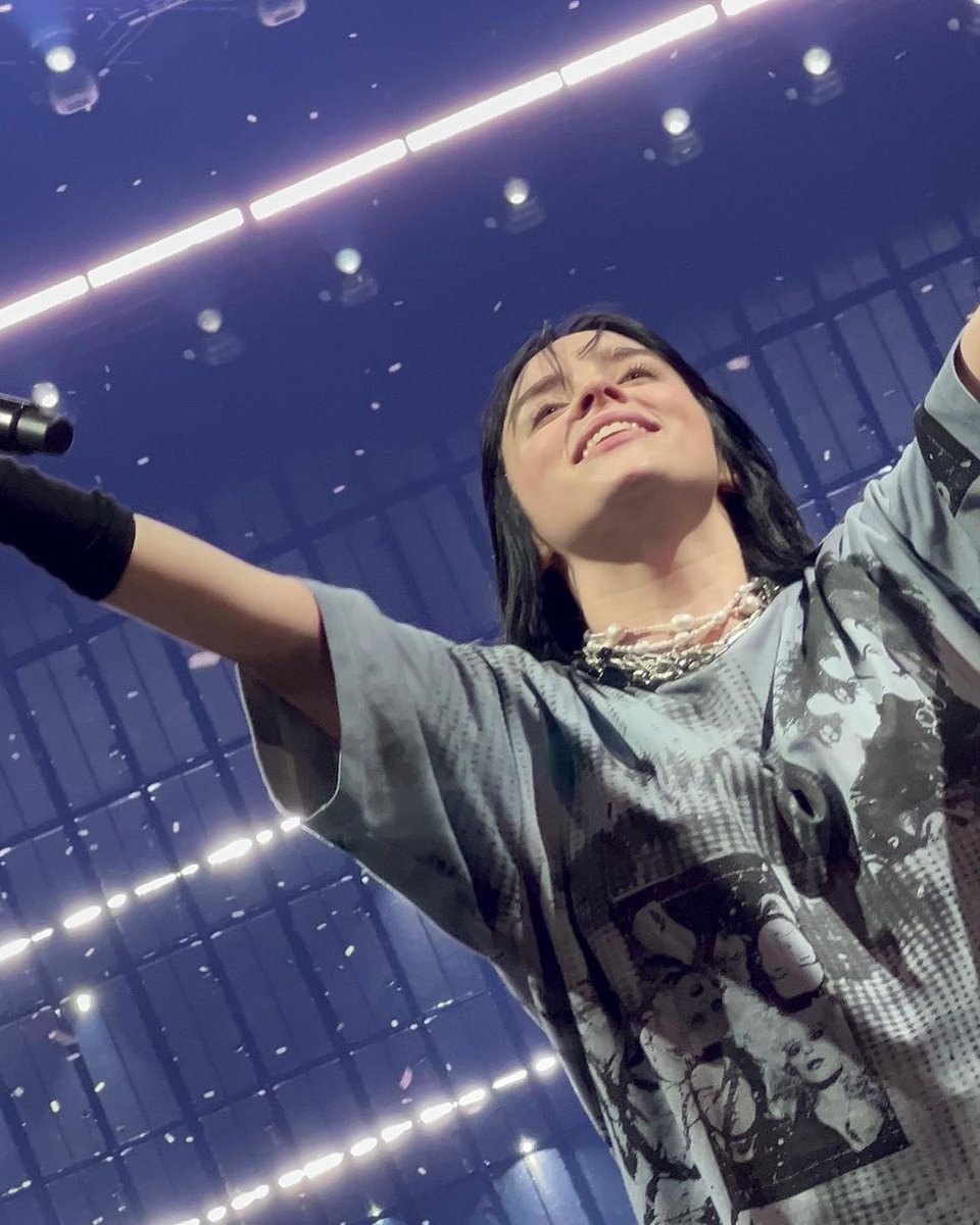 billiesource's tweet photo. Billie saying goodbye to the crowd in Phoenix, Arizona last night #HTEPhoenix https://t.co/SBiNkJOdHB
