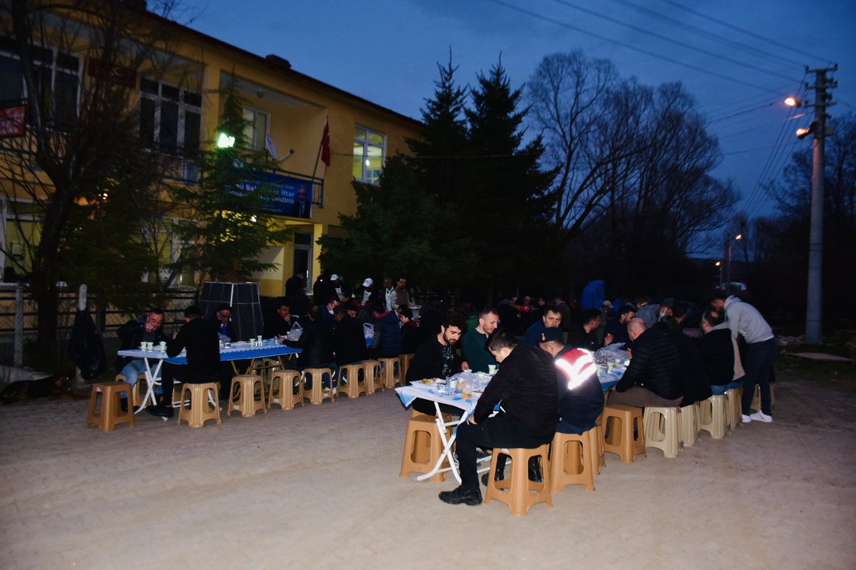 #Ramazan ayında geleneksel olarak sürdürülen mahalle iftar buluşmalarımız kapsamındaki gönül soframız Kaymakamımız Sn. <a href="/RumeysaSenaa/">Rumeysa Sena Kurt</a> KURT, Başkanımız Sn. Kadir BOZKURT’un katılımlarıyla Kümbet Mahallemizde kurularak iftar sofrasının bereketini hemşehrilerimizle birlikte paylaştık