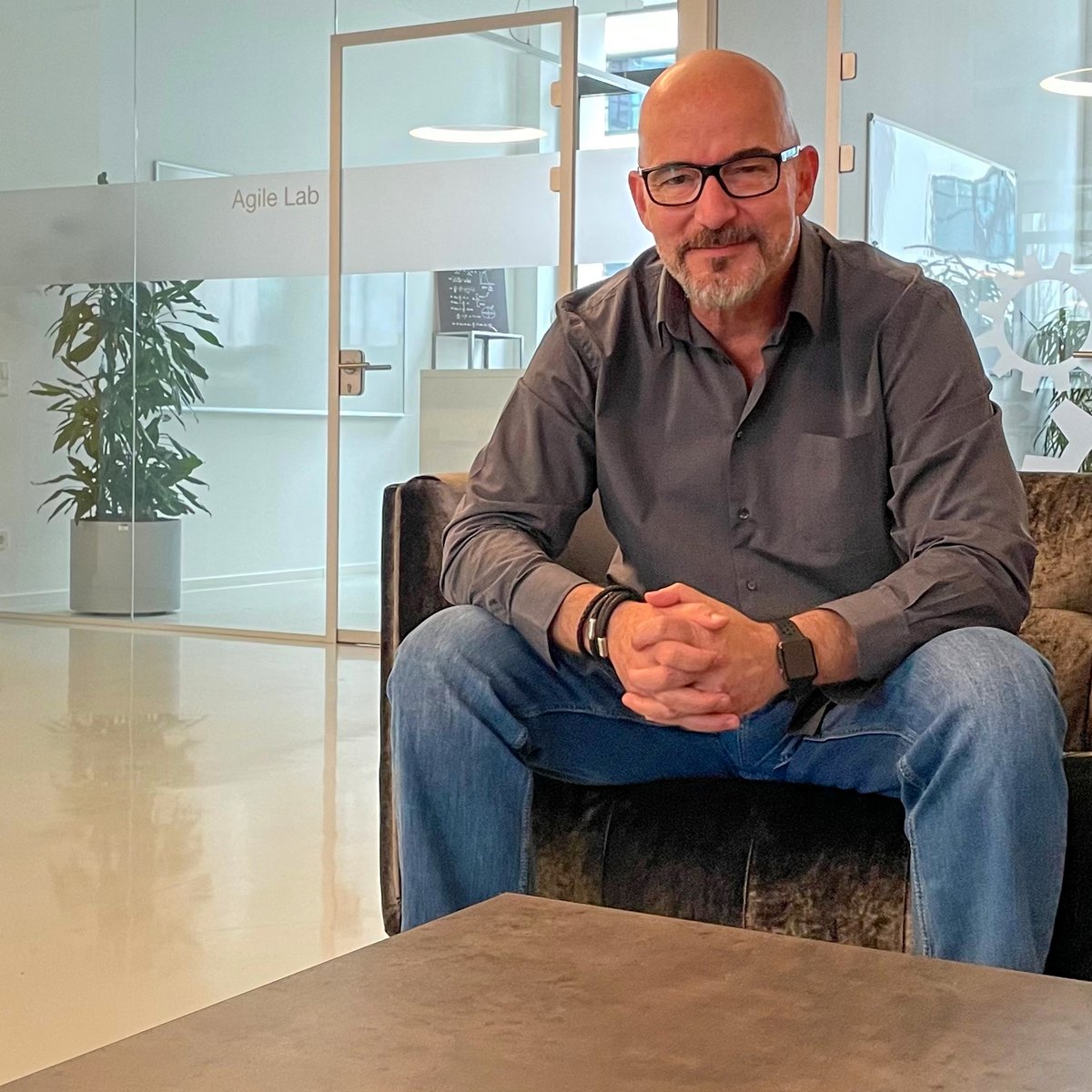 👀 Neues Gesicht bei factory42! 

Seit 1. April 2022 unterstützt Richard unser Marketing Team. 
Diesmal ausnahmsweise selbst vor - statt hinter der Kamera. 😉

Willkommen in der f42 Familie, lieber Richard!

#newfamilymember #teamwächst #welcome #sayhi