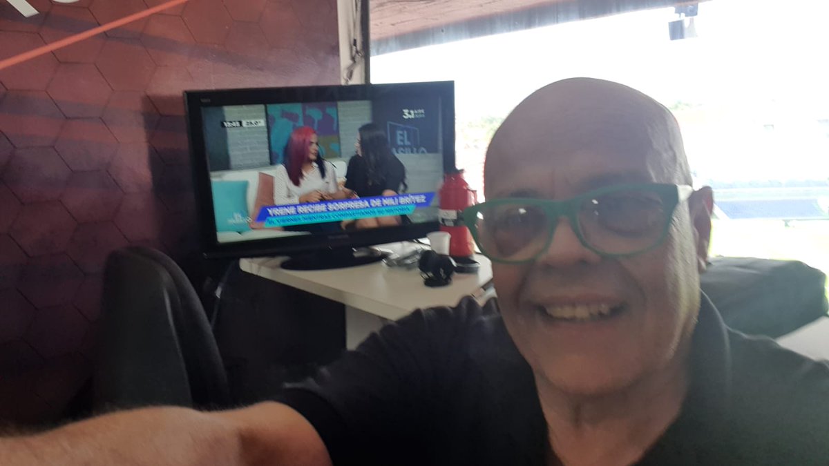 treintamastv's tweet photo. 😎El querido @JulioGcavello listo, desde el Defensores del Chaco 🏟

🏆⚽️Te esperamos con toda la previa, desde las 15:30 h, calentando motores, para lo que será el Clásico por la Copa Libertadores, entre Olimpia vs Cerro Porteño, con todo el equipo de @DeportesUno650 . 📻 https://t.co/JyoaIW4Z9p