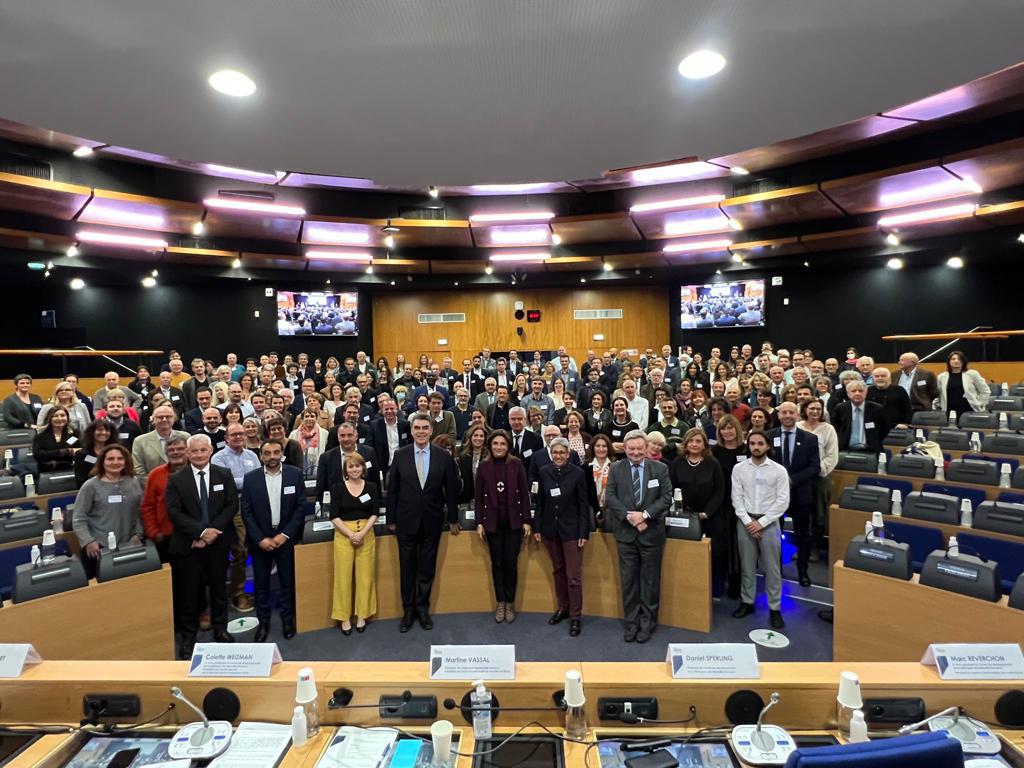 Une nouvelle page <a href="/AMPMetropole/">Métropole Aix-Marseille-Provence</a> s'ouvre et je suis fière qu'elle se fasse avec les 240 membres du Conseil de Développement que j'accueille ce soir. Pour être au plus près des réalités, il est important d'associer les acteurs du territoire aux débats publics. 
Jouons collectifs !