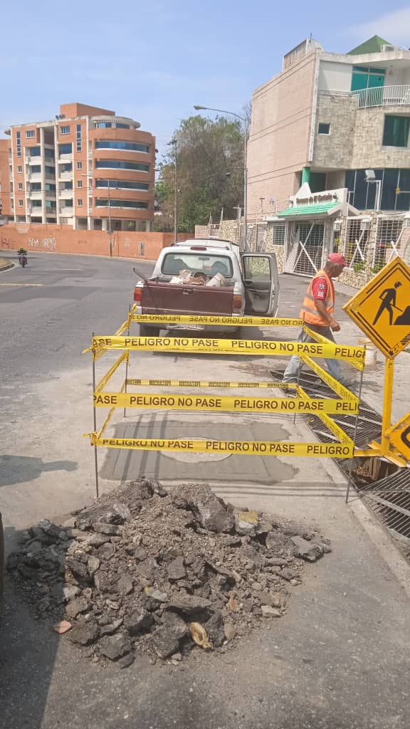 AlcDeGirardot's tweet photo. #ATENCIÓN ⚠️ Personal de #ConstruGirardot culminó los trabajos de nivelación en Boca de Visita, en la Av. Principal del Castaño.
¡Trabajamos para Tí!
@RafaelMaracay21
#Marcaay
#VenezuelaTierraDePaz https://t.co/AGSzfkrwAP