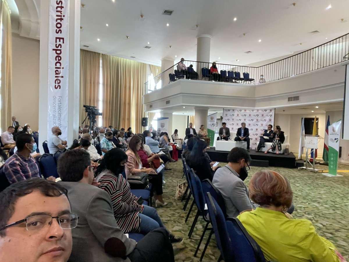 marco_vera's tweet photo. Hoy en #Cali el #ForoDistritosEspeciales con @Asocapitales y la @AlcaldiaDeCali para definir la mejor ruta hacia la descentralización y desconcentración de las funciones y competencias de la administración central de #Cali como #DistritoEspecial y la conformación de Localidades. https://t.co/hvOHQEQKYh