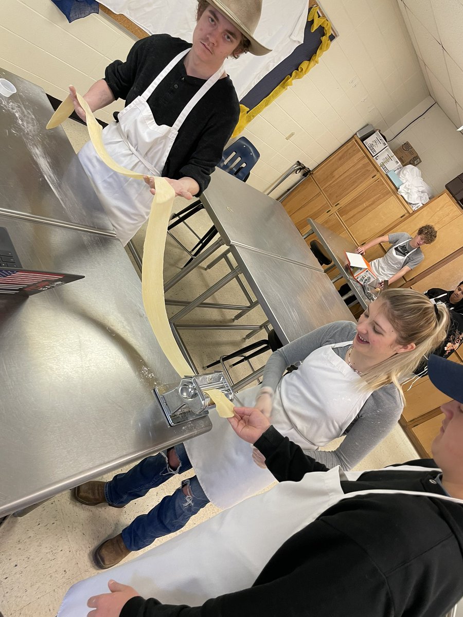 Sjohnston323's tweet photo. Currently happening in the 300 hall! Who can make the longest noodle?? #GoLiberators #BHSFCS #PastaPractice https://t.co/vwx9PFDFyz