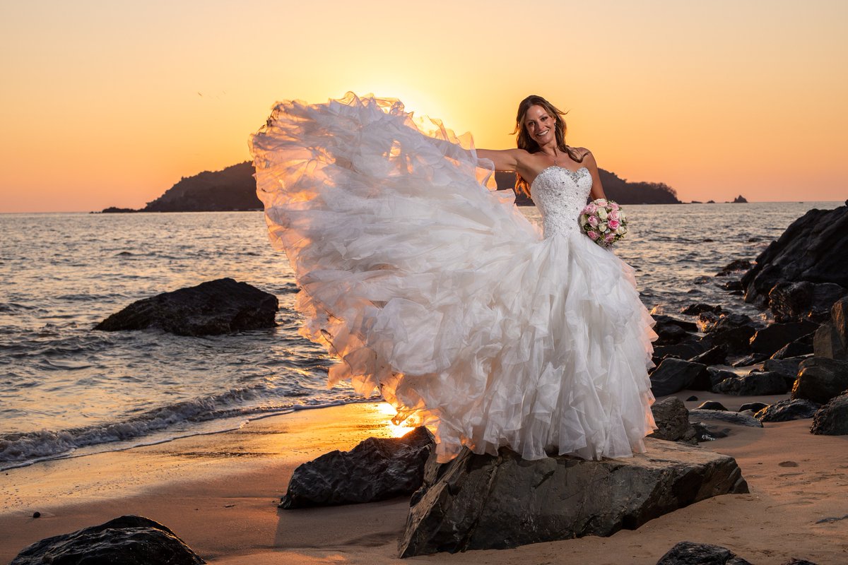 Tenemos los mejores escenarios para ese gran día, contáctanos. #Bodas #PureRomance #AzulixtapaHotels