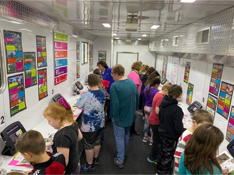 MesickSchools's tweet photo. The FARM Science lab visited Mesick Elementary today.   Students got a hands on experience learning about all things related to farming and agricultural.  Soybeans, beeswax, window gardens, etc.  
Another great learning experience for our kids! https://t.co/EBFQhL4vY9