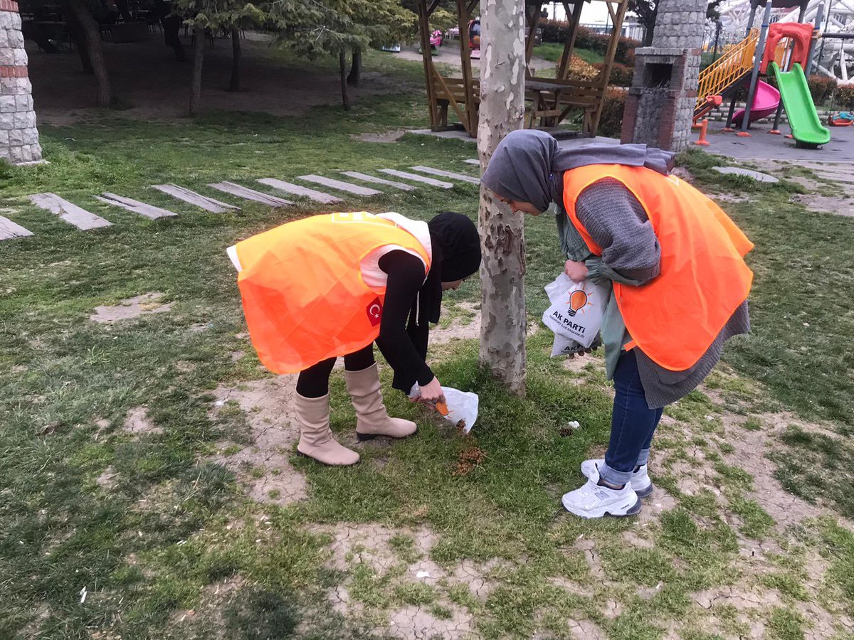 Ramazan’da da minik dostlarımızı unutmuyoruz  😊🐾

Esenyurt AK Genç Kadın Yapılanması 4 Nisan Dünya sokak hayvanları günü münasebetiyle belirli noktalara kedi ve köpek mamaları bıraktı 🐈🐶