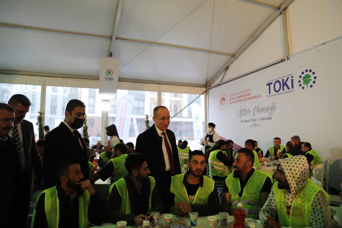 Toki_Kurumsal's tweet photo. Bakanımız Sayın @murat_kurum ve TOKİ Başkanımız Ömer Bulut, Sincan  Saraycık Projemizde görev yapan işçi kardeşlerimizle iftar programında bir araya geldi. https://t.co/LZeBwUNJ1l