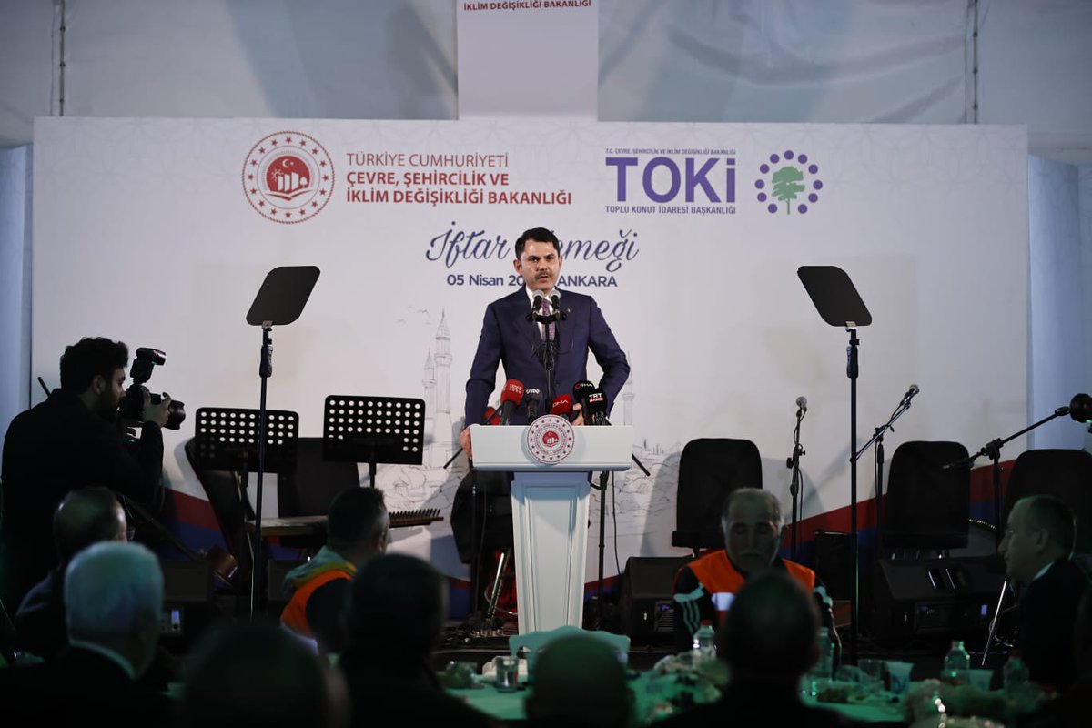 Toki_Kurumsal's tweet photo. Bakanımız Sayın @murat_kurum ve TOKİ Başkanımız Ömer Bulut, Sincan  Saraycık Projemizde görev yapan işçi kardeşlerimizle iftar programında bir araya geldi. https://t.co/LZeBwUNJ1l