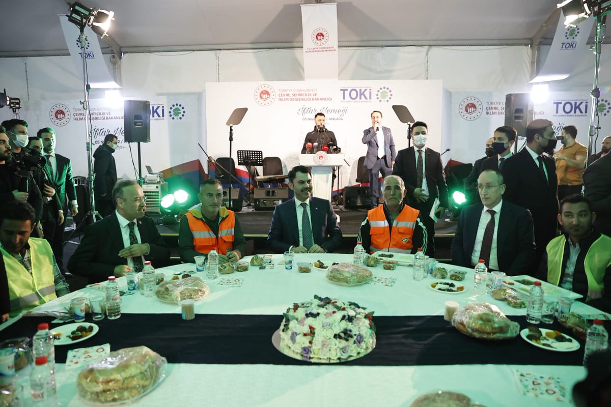 Toki_Kurumsal's tweet photo. Bakanımız Sayın @murat_kurum ve TOKİ Başkanımız Ömer Bulut, Sincan  Saraycık Projemizde görev yapan işçi kardeşlerimizle iftar programında bir araya geldi. https://t.co/LZeBwUNJ1l