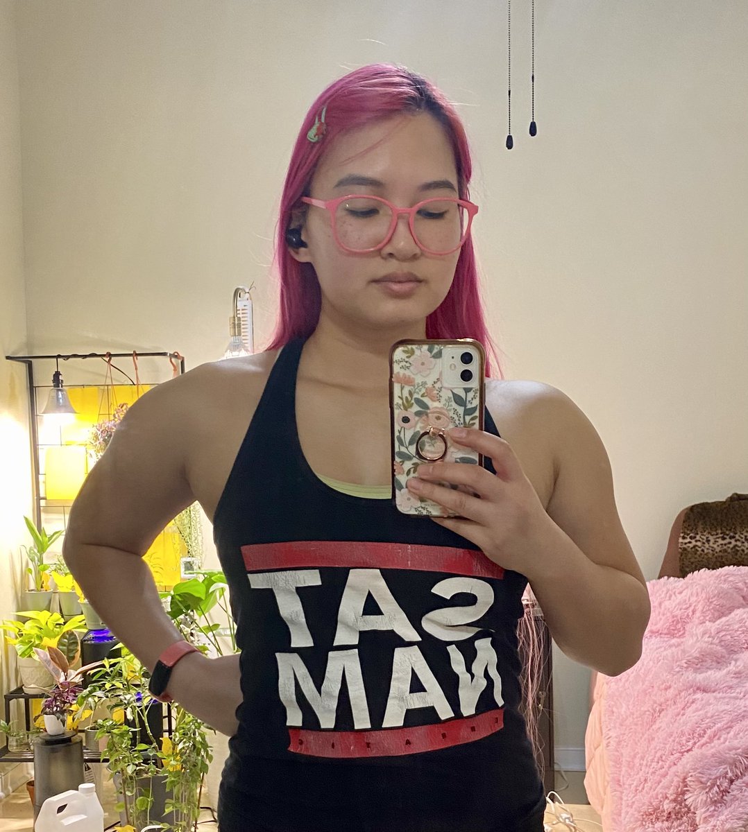 Fujiberry_'s tweet photo. Just trying not stay active nowadays between stress at work, stress outside of work, and chronic pain 🥲

On the plus (?) side, my traps and my lats grow like weeds without me having to do anything lol 
#BeefMami https://t.co/gPuC8jCk5S