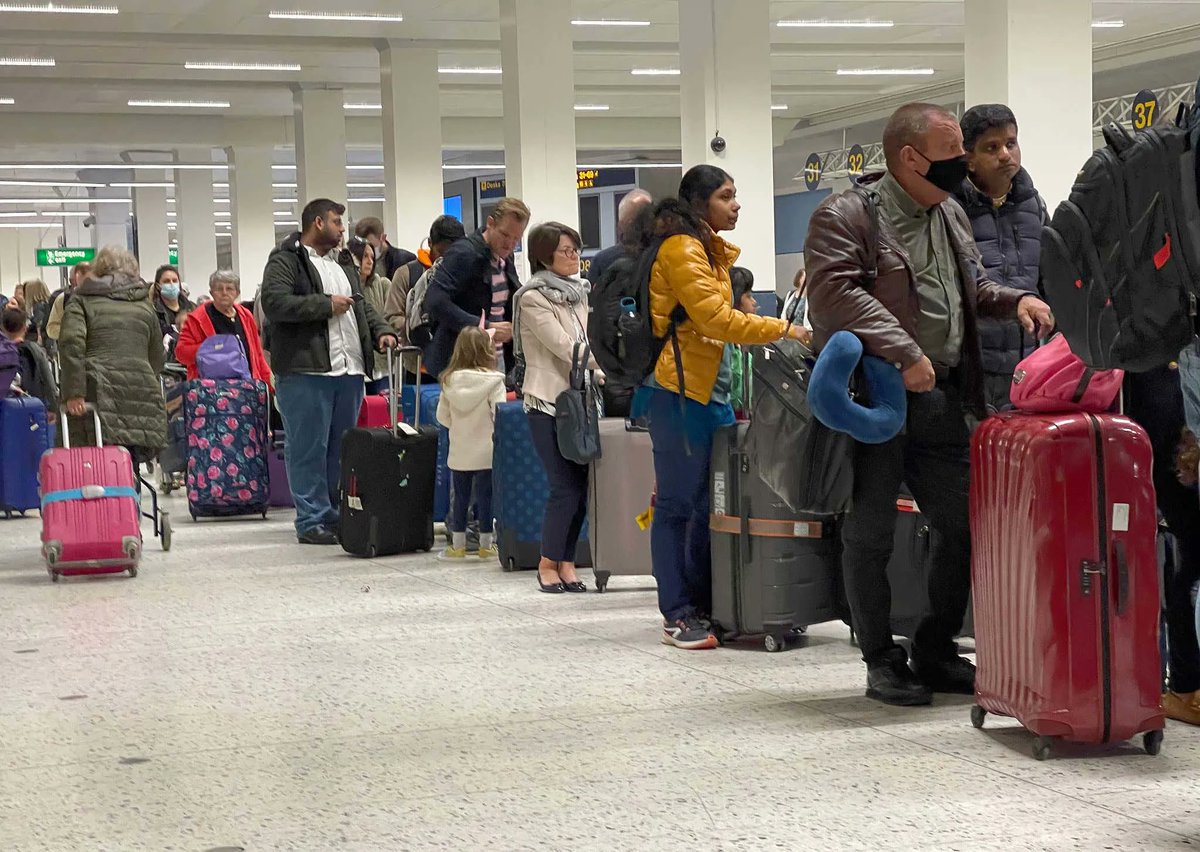 barstoolsports's tweet photo. The Manchester Airport In The UK Has Turned Into Every Travelers Hellscape With Over Three Hour Security Lines And Tons of Bag Being Abandoned At Baggage Claim Because of Insane Wait Times https://t.co/x9dzspg80R https://t.co/Ms5CrYq5mx