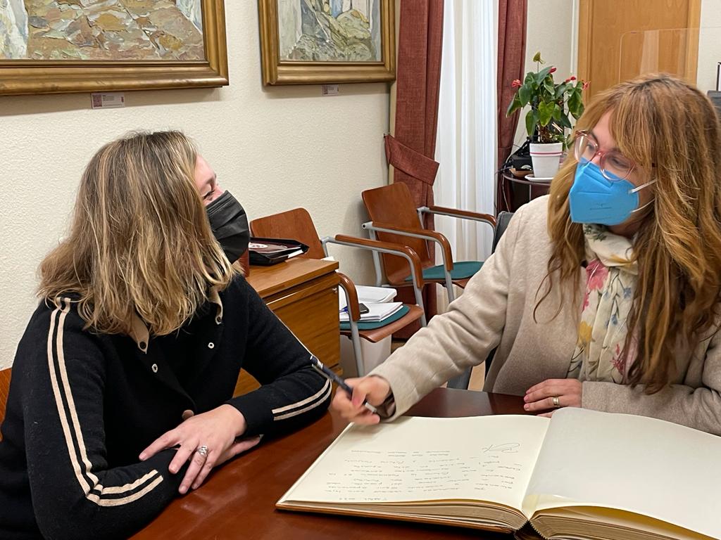 patrilla12's tweet photo. Avui ens ha rebut l'alcaldessa de l'ajuntament @aytoubrique Isabel Gomez i el tinent d'alcalde Manuel Ángel Chacon. Teixim aliances en la formació professionalitzadora de qualitat #Igualada #Ubrique #leathercluster @Escola_LaGaspar https://t.co/U0npsGsQgN