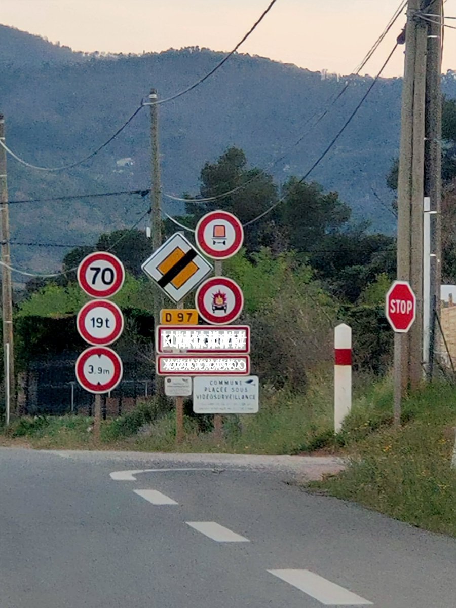 Fred80493441's tweet photo. Chef, il me reste un sens interdit, je le rajoute ? https://t.co/QxFPUgh3Ct