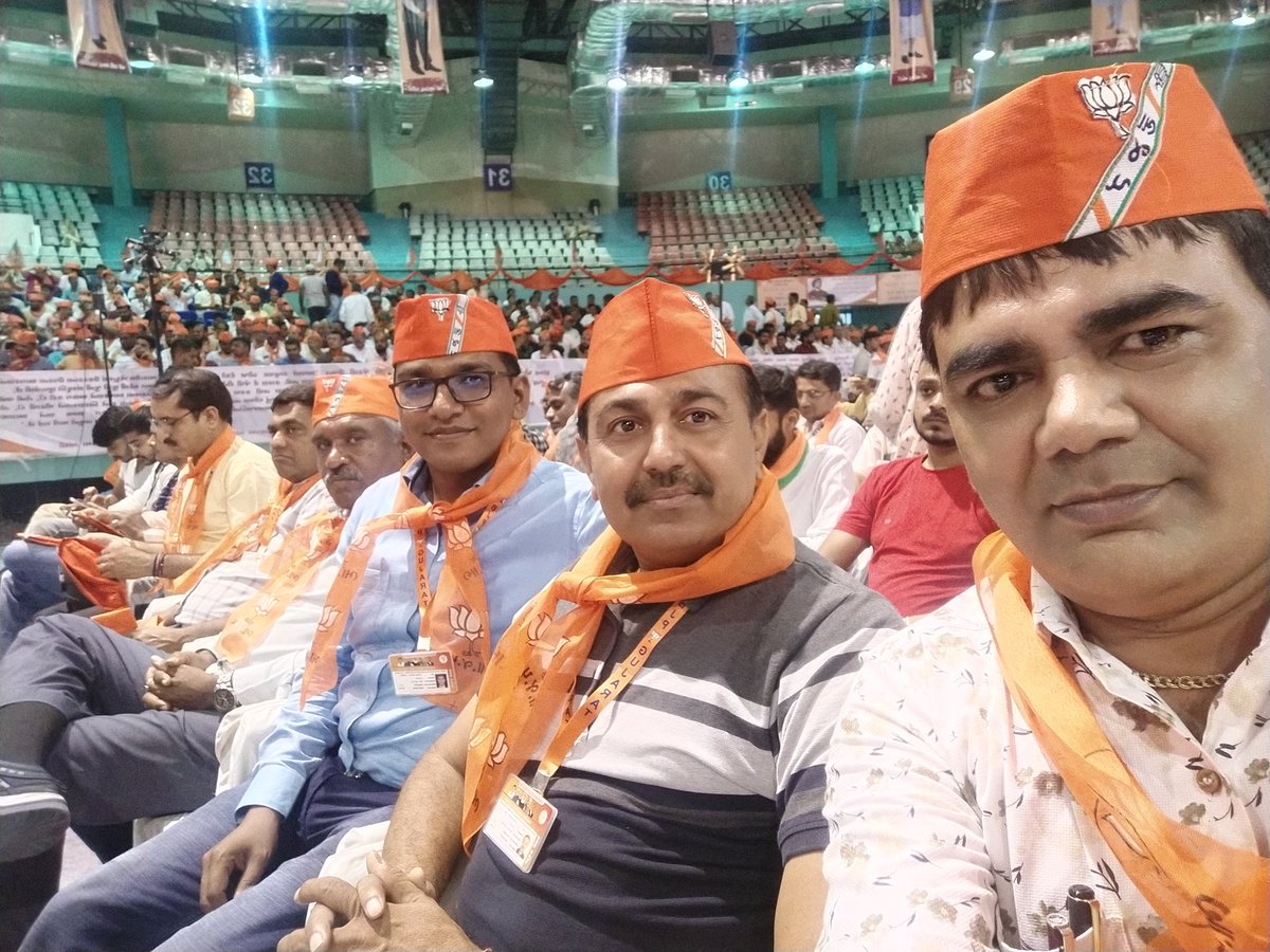 RajeshMoradia's tweet photo. મા. મુખ્યમંત્રી શ્રી @bhupendrapbjp જી ની વર્ચ્યુઅલ ઉપસ્થિતિમાં પ્રદેશ અધ્યક્ષ શ્રી @CRPaatil જી ,ધારાસભ્યશ્રીઓ,મેયરશ્રી, ડે. મેયરશ્રી તેમજ શહેર પ્રમુખશ્રી, મહામંત્રીઓ હાજરીમાં 'સક્રિય કાર્યકર્તા મહાસંમેલન'માં @BJP4India ના સ્થાપના દિવસ ની પૂર્વ સંધ્યાએ હાજર રહેવાનો અવસર મળ્યો. https://t.co/HD4vqrcDsS