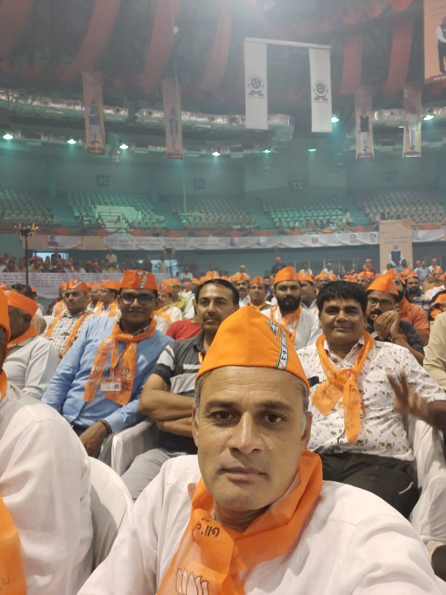 RajeshMoradia's tweet photo. મા. મુખ્યમંત્રી શ્રી @bhupendrapbjp જી ની વર્ચ્યુઅલ ઉપસ્થિતિમાં પ્રદેશ અધ્યક્ષ શ્રી @CRPaatil જી ,ધારાસભ્યશ્રીઓ,મેયરશ્રી, ડે. મેયરશ્રી તેમજ શહેર પ્રમુખશ્રી, મહામંત્રીઓ હાજરીમાં 'સક્રિય કાર્યકર્તા મહાસંમેલન'માં @BJP4India ના સ્થાપના દિવસ ની પૂર્વ સંધ્યાએ હાજર રહેવાનો અવસર મળ્યો. https://t.co/HD4vqrcDsS