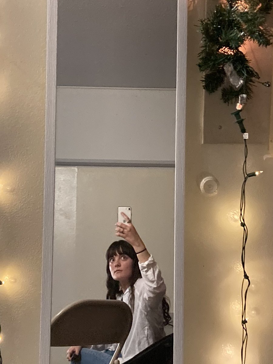 aebih_'s tweet photo. just found this pic on my phone. who’s mirror is this https://t.co/lWWxvhhPEP