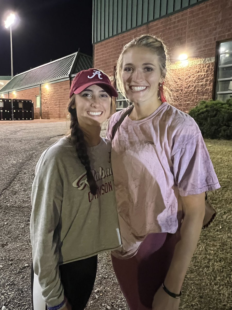 ReaghanOney11's tweet photo. Had a great time last night watching @AlabamaSB !! It was fun chatting with the Kentucky Gal Montana Fouts. KY Proud!! @MontanaFouts @UACoachMurphy @ctbibanker #RollTide #LifeOfASoftballPlayer https://t.co/SRyAMjUg9x