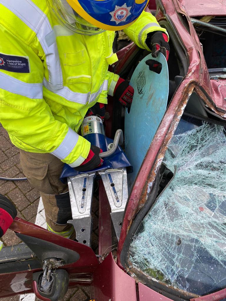 HIWFRS_LandD's tweet photo. This afternoon our #Trainees where introduced to #HydaulicEquipment and used this to reform a crushed car to its normal shape #Ramming #SpaceCreation #OpenShutLines https://t.co/zno8FXPABP