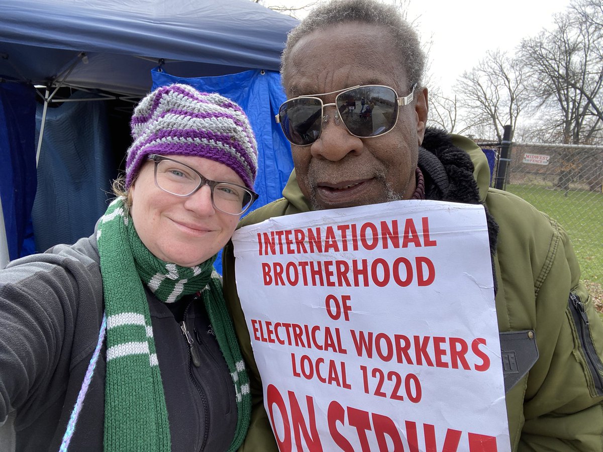 Miclelle's tweet photo. We’ve got some of the retirees on the line with us today! @Window2workers #IStandWithIBEW #IBEWLocal1220 #UnionStrong #UnionsForAll #Strike #WorkersUnite #GoFundMe #UnionYes #essentialworkers  #Chicagonews Support the workers and their families at https://t.co/YGQiEV02qY https://t.co/XigNMFjaN8