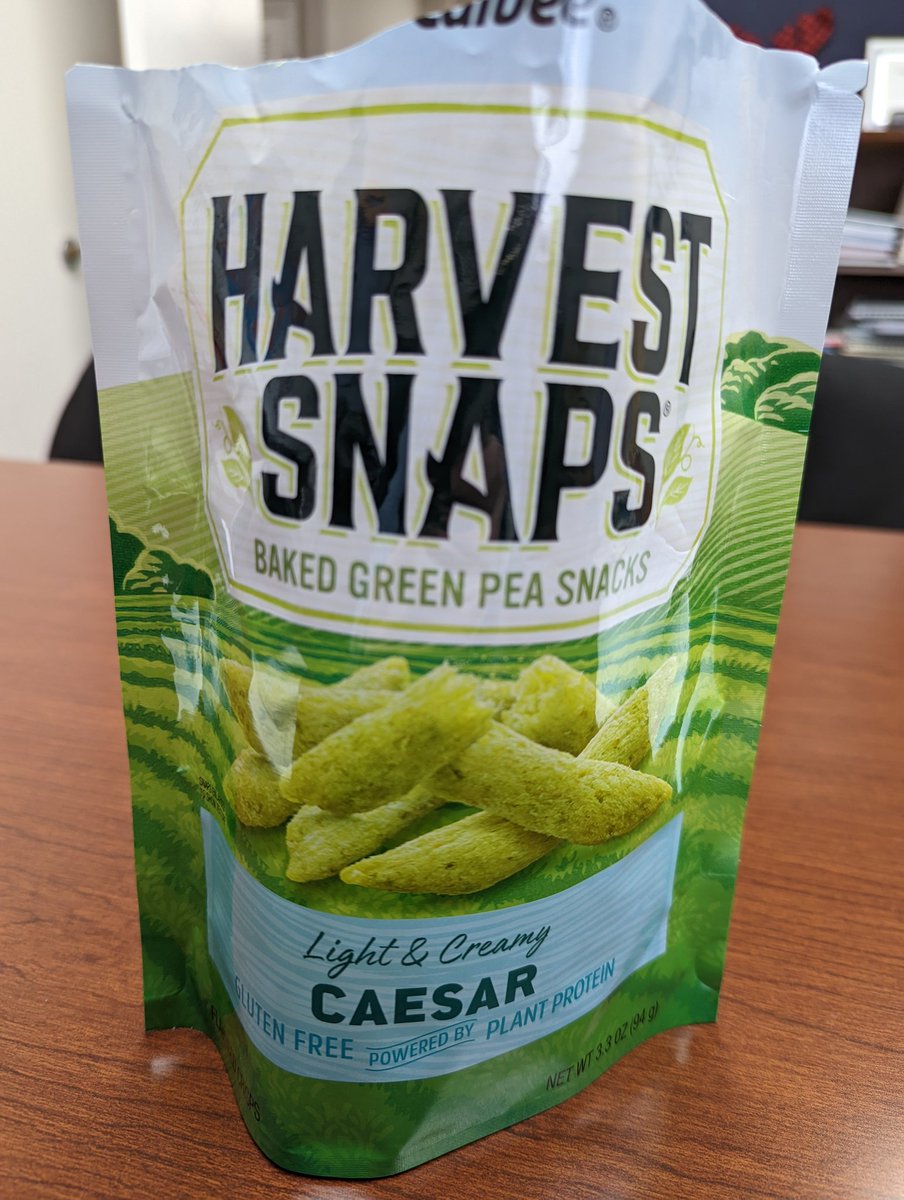 mbraham's tweet photo. Veggies are my must, not my want normally, so how excited was I to discover baked green peas just as yummy as potato chips! #GuiltFreeSnack @HarvestSnaps https://t.co/SZM3NcN2n6