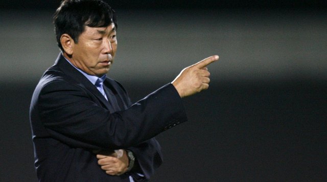 NazNews3's tweet photo. En 2010 dans le mondial,  la Corée du Nord a encaissé 7 buts face au Portugal et est ensuite éliminée au premier tour de cette compétition. En conséquence, son entraîneur Kim Jong-Hun, a été humilié devant la population nord-coréenne et condamné aux travaux forcés. https://t.co/hNTGn0l05r