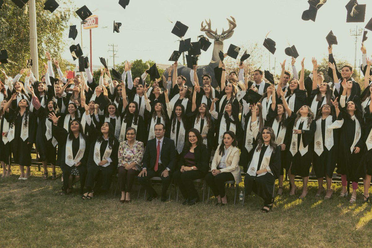Generación 2017-2021,…
Me quedo con sus enseñanzas, sus sonrisas y los sueños compartidos. 

Agradezco el honor de poder acompañarlos hasta el final del camino. 

Ejerzan su profesión con honor y ¡sean muy felices! 👩🏻‍🎓👨🏻‍🎓🤗
#IGE #Administración 
#ITH