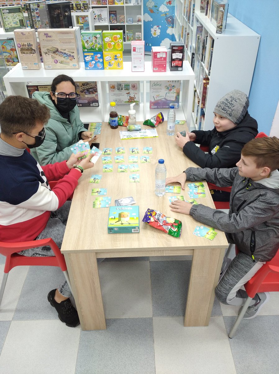 Niños ukranianos disfrutando de los juegos de mesa en nuestra zona de juegos 😍.

En la foto un cubirds de <a href="/MalditoGamesES/">Maldito Games</a>.

Que bonito es verlos jugar tan despreocupados de lo que está pasando en su pais.

#latorremagica #latorremágica #juegosdemesa #cubirds #malditogames