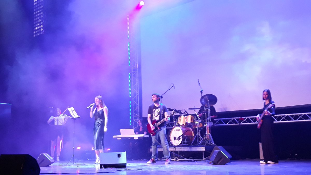 LRibeaupierre's tweet photo. Après deux ans d'attente, nous avons pu retrouver le plaisir de partager  : chants, danses, musiques,  poésies, émotions. Quel beau spectacle ! Élèves et professeurs : un talent fou ! Bravo à tous et merci pour cette nouvelle collecte pour l'Ukraine. @LRibeaupierre @acstrasbourg https://t.co/JxdQYiaHSb