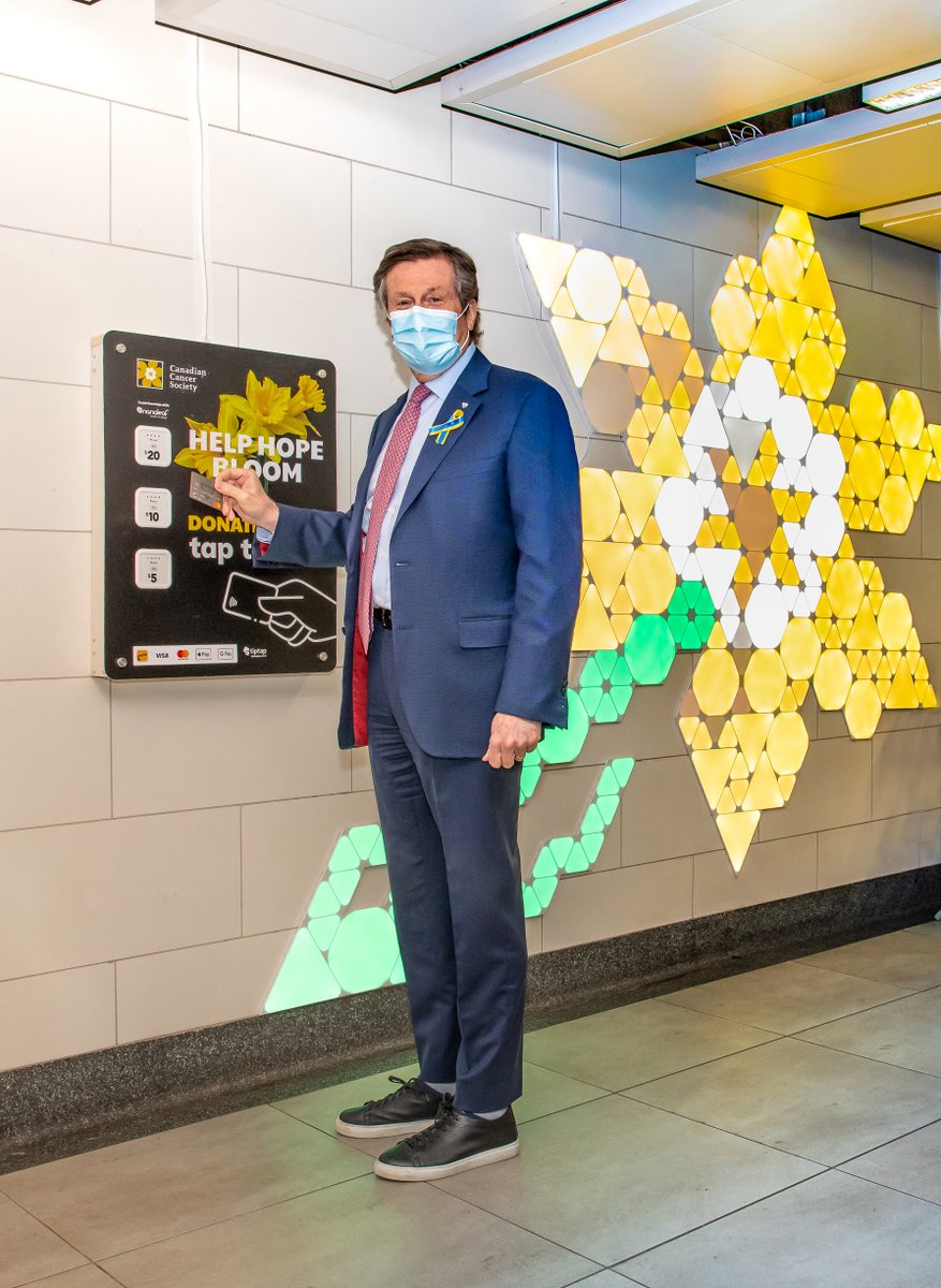 tiptappay's tweet photo. Mayor John Tory helped hope bloom yesterday at Union Station with touchless giving™!

tap to give™ to @cancersociety to make the daffodil display light up. https://t.co/H7qvuPE47z