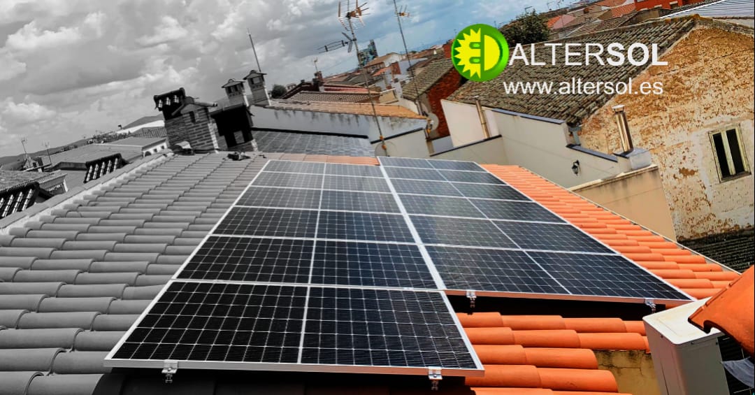 Altersolspain's tweet photo. INSTALACIÓN unifamiliar FV 4.44 kW 12 paneles de 370Wp Calzada de Calatrava (Ciudad Real). Ahorra 80% en factura eléctrica, 30% calefacción y 90%  refrigeración. Se amortiza en menos de 2 años con ayudas en IBI de Ayto.Posible subvención fondos europeos. https://t.co/tQuaNmDori https://t.co/xPqnZenrOm