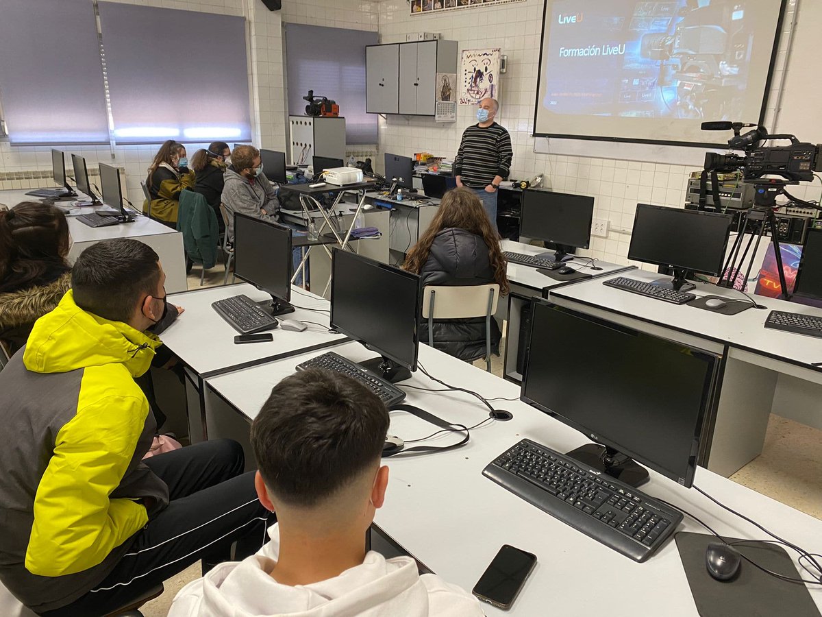GranadaSDB's tweet photo. La empresa @LiveU ha presentado en nuestro centro, para los alumnos RPAE, sus equipos de Transmisión en directo. José Portillo antiguo alumno de audiovisuales ha presentado sus unidades de campo #LU300, #LU800 y su novedoso #AirControl https://t.co/H7n3BC5RPM