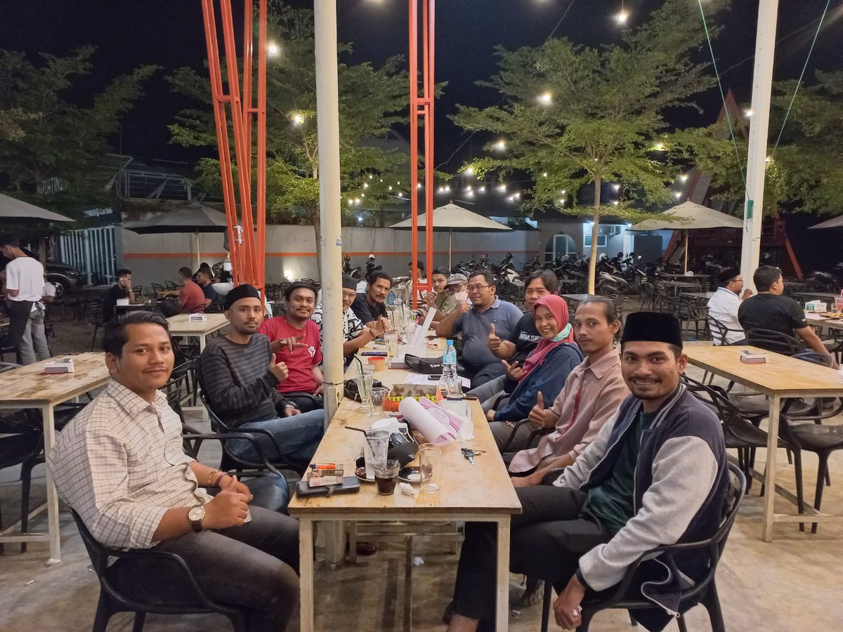 RepdemAceh's tweet photo. Silaturahmi malam ini, Selasa malam (5/4/22) di Platinum Cafe antara DPC Repdem Kota Lhokseumawe bersama ketua PDIP Kota Lhokseumawe, Zoelbahri Abubakar dan Ketua DPC PDIP Aceh Besar, Zulkifli Ak.

#merdeka #repdem #repdemaceh #dpnrepdem #pdiperjuangan https://t.co/26JCWJGwmk