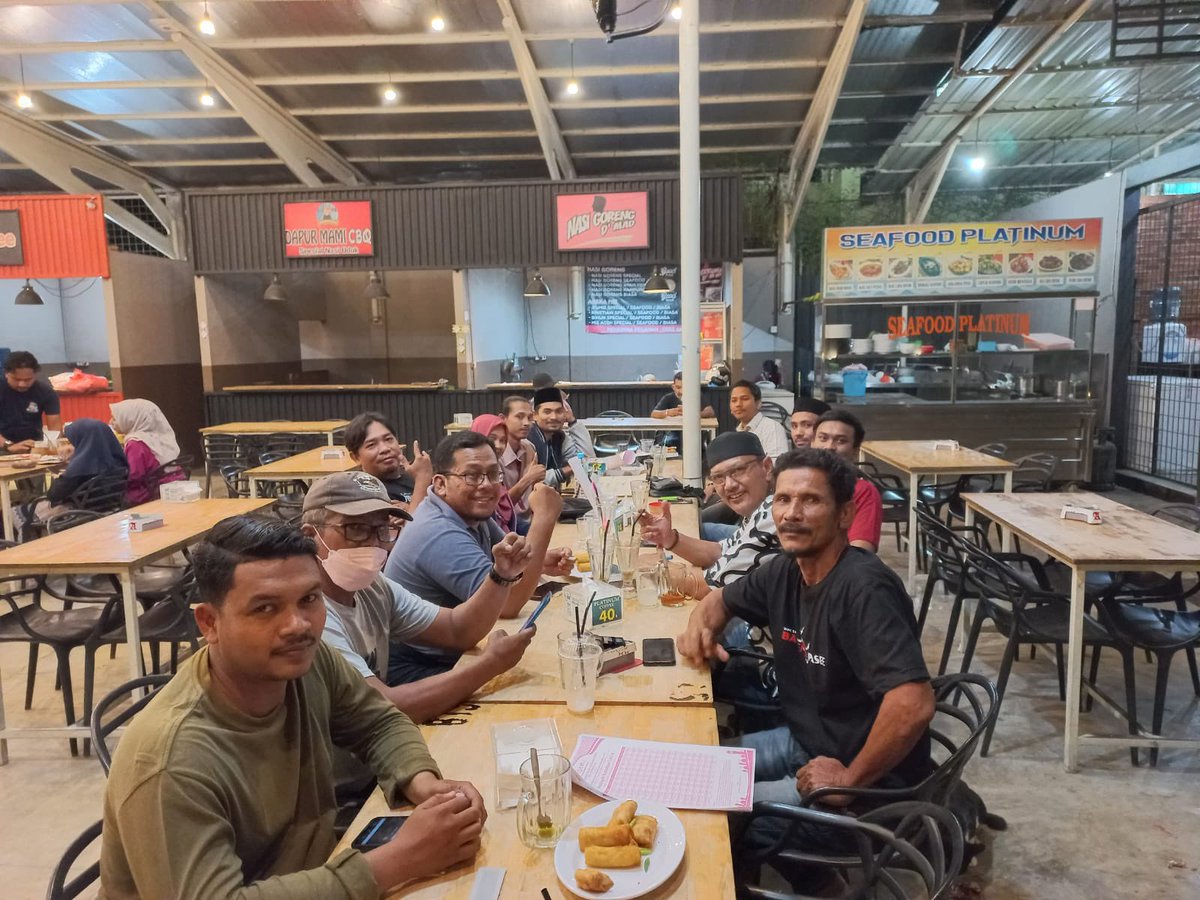 RepdemAceh's tweet photo. Silaturahmi malam ini, Selasa malam (5/4/22) di Platinum Cafe antara DPC Repdem Kota Lhokseumawe bersama ketua PDIP Kota Lhokseumawe, Zoelbahri Abubakar dan Ketua DPC PDIP Aceh Besar, Zulkifli Ak.

#merdeka #repdem #repdemaceh #dpnrepdem #pdiperjuangan https://t.co/26JCWJGwmk