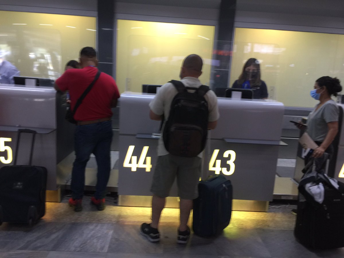 Matt_Amasa's tweet photo. Now @AmericanAir has 3 agents at the counter... is this a joke??? https://t.co/9KRd96aTuQ