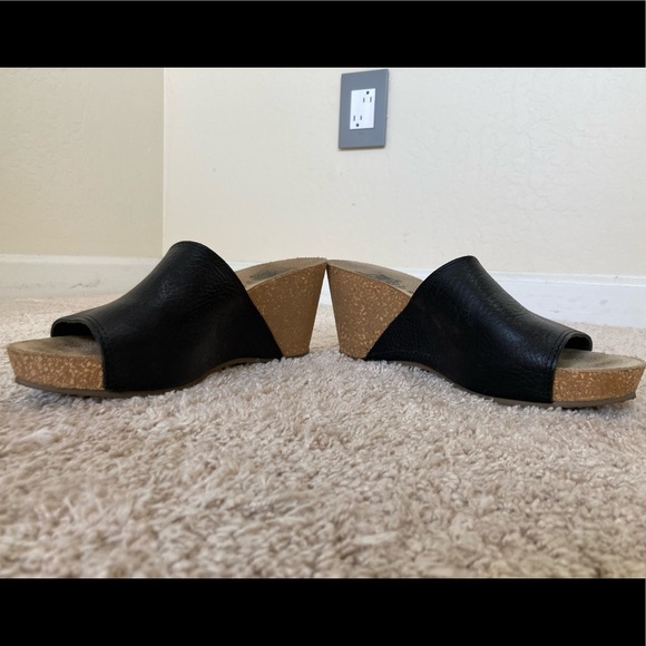 thread_chick's tweet photo. So good I had to share! Check out all the items I'm loving on @Poshmarkapp from @flippinthrifter #poshmark #fashion #style #shopmycloset #vincecamuto #crownvintage #unknown: https://t.co/Rilh2QY1HK https://t.co/t6fbJFECt0
